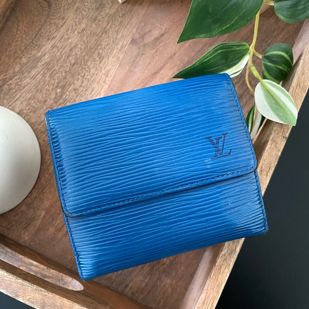 Louis Vuitton blue epi wallet. Blue. Used condition. sp0924